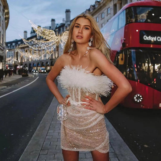 Vestido de cintura alta con plumas y destellos